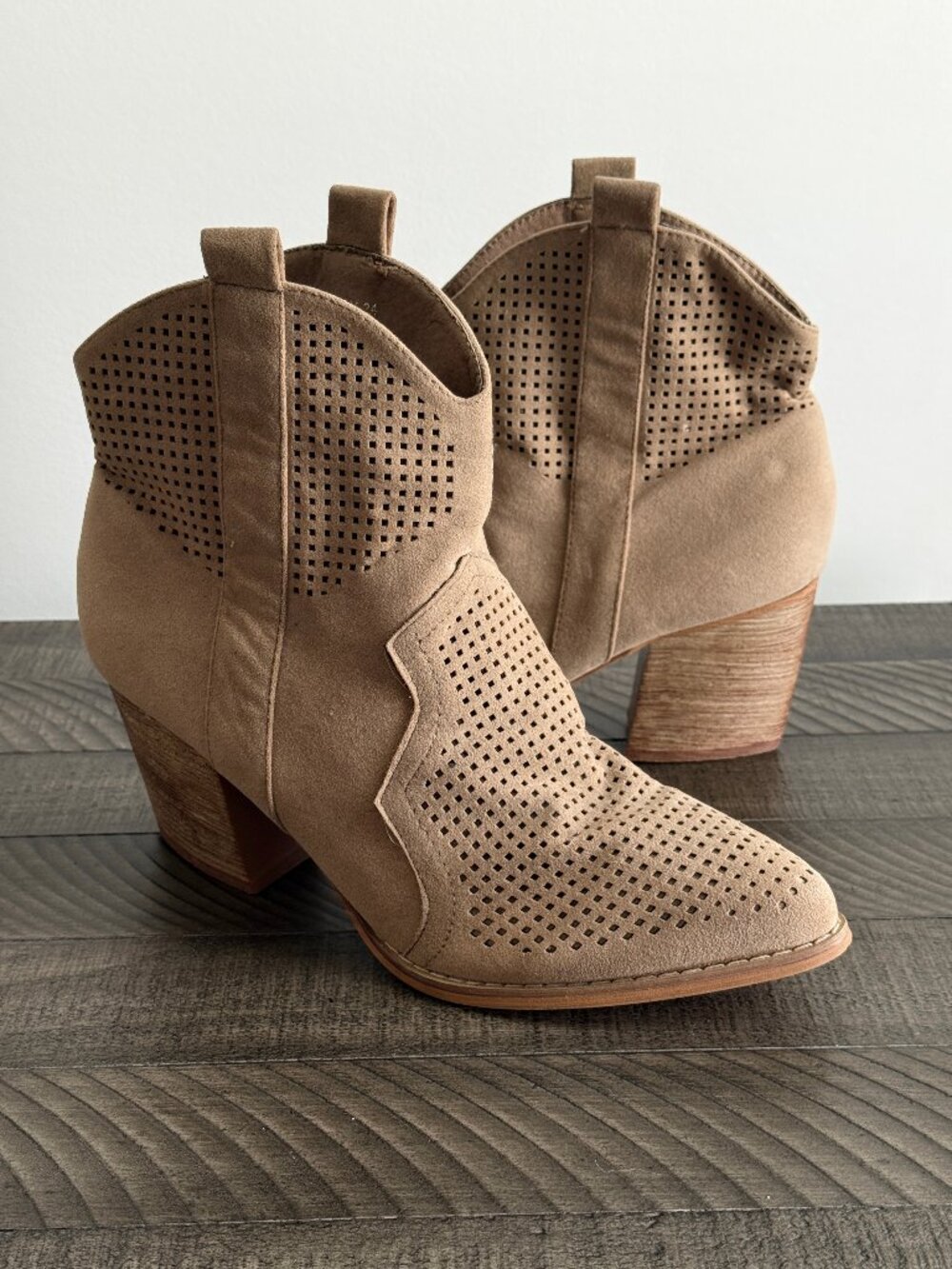 Yoki Tan Western Ankle Booties with Perforated Design Women's Size 8